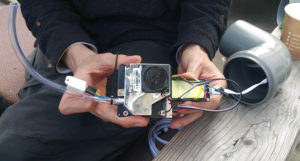 Abbildung 3: Ein betriebsfertiger Feinstaubsensor, zusammengebaut auf dem OpenTechSummit Potsdam im Mai 2017.