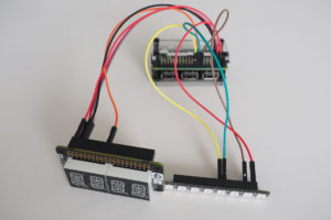 Abbildung 6: Für den ersten Test genügt es, den RasPi, das Blinkt!-Element und den Four-Letter-pHAT mittels Jumperkabeln zu verbinden.