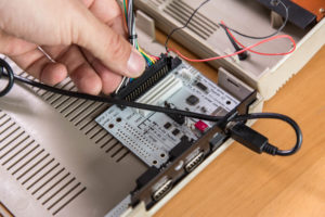 Abbildung 2: Das Keyrah-Modul leitet die Anschläge der C64-Tastatur an den Raspberry Pi weiter.