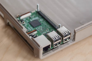 Abbildung 3: Als Recheneinheit unserer Konstruktion dient ein RasPi 3 Modell B, den wir im Gehäuse des C64 einbauen.
