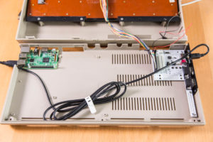 Abbildung 4: Das USB-Kabel vom Keyrah V2 zum RasPi haben wir durch den Innenraum des Gehäuses geführt.