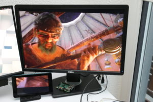Abbildung 6: Info-beamer kombiniert zwei RasPi-Instanzen (das Display unten plus Monitor) zu einer, wenn in diesem Beispiel auch kleinen, Videowand.