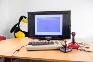 Abbildung 7: Der fertige Umbau mit einem Competition Pro und einem Quickjoy: In ein C64-Gehäuse haben wir einen Raspberry Pi und ein Keyrah-Tastaturmodul eingebaut.