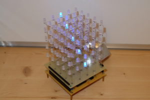 Abbildung 1: Der LED-Kubus in Aktion – die Animation lässt sich leider nicht im Bild einfangen.