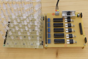 Abbildung 2: Die zwei Platinen des LED-Kubus: links die Leuchten, rechts das Controller-Board.