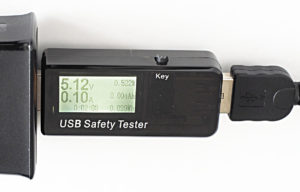 Abbildung 1: Nicht unproblematisch: Ein typisches Strommessgerät zum Einschleifen ins USB-Kabel.