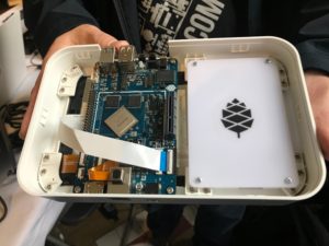 Abbildung 3: Der RockPro64 im Playbox-Gehäuse (LCD-Display auf der Rückseite).