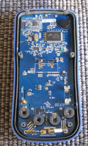 Abbildung 1: Ein geöffnetes Owon-B35T-Multimeter mit dem aufgelöteten BLE-Modul oben links.