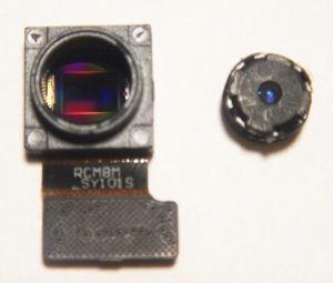Abbildung 2: Nach dem Entfernen der Linse erkennen Sie den Lichtsensor als rechteckige Fläche.