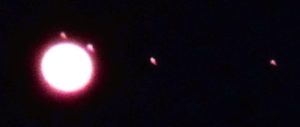 Abbildung 4: Ein überbelichtetes Bild des Jupiters mit den vier Galileischen Monden (von links nach rechts) Europa, Io, Ganymed und Kallisto.
