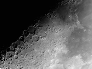 Abbildung 6: So gut kann ein mit dem beschriebenen Aufbau erstelltes Astrofoto aussehen. Nicht direkt zu erkennen, aber mit im Bild: die Stelle, an der im Juli 1969 der erste Mensch den Mond betrat.