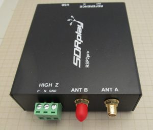 Abbildung 1: Der SDRplay RSP2pro verfügt über drei Antennenanschlüsse.