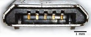 Abbildung 1: Der 200 Mikrometer breite Kontakte eines Micro-USB-Steckers unter dem Mikroskop.
