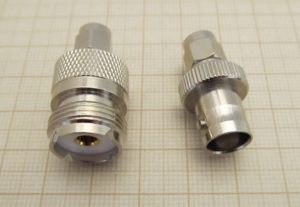 Abbildung 2: Über Adapter schließen Sie Antennen mit SO-259- oder BNC-Stecker an den RSP2pro an.