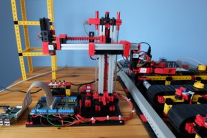 Abbildung 2: Der komplett aufgebaute und verdrahtete Fischertechnik-Roboter aus dem Baukasten&nbsp;511933.
