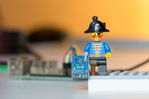 Abbildung 3: Unser freundlicher Pi-rat hält die Vorderseite des Lux-Sensors BH1750 in die Kamera.