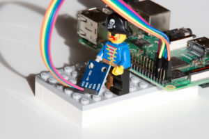 Abbildung 4: Über fünf Kabel verbinden Sie den Lichtstärkesensor mit dem RasPi.