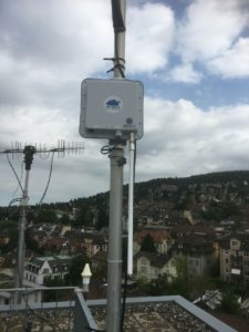 Abbildung 3: Ein Eigenbau-LoRaWAN-Gateway auf Raspberry-Pi-Basis am Einsatzort. Bei dem nach unten ragenden weißen Stab handelt es sich um die Antenne.