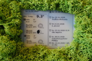 Abbildung 2: Das 4,2-Zoll-E-Ink-Display zeigt Wetterinformationen und Termine in Schwarz-Wei&szlig;.