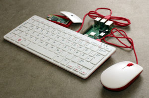 Abbildung 1: Mit einer Tastatur und einer Maus rundet die Raspberry&nbsp;Pi Foundation das Peripherieangebot rund um den Mini-Rechner ab.