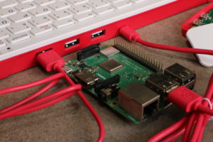 Abbildung 2: &Uuml;ber den integrierten USB-2.0-Hub lassen sich weitere Ger&auml;te ohne weitere Strippen zum Rechner anschlie&szlig;en, wie hier die Raspberry-Maus.