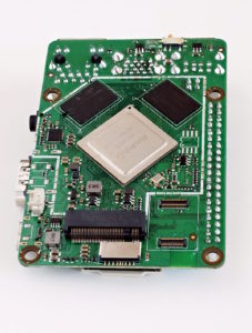 Abbildung 2: Den Rock&nbsp;Pi&nbsp;4 gibt es in Varianten mit 1, 2&nbsp;und 4&nbsp;GByte RAM. Auf der Unterseite rechts befinden sich die Sockel f&uuml;r die Aufnahmen von schnellem eMMC-Speicher.