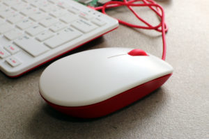Abbildung 3: Im Vergleich zur Tastatur hinterl&auml;sst die RasPi-Maus einen weniger guten Eindruck: Sie liegt zu leicht in der Hand und f&uuml;hlt sich sehr einfach verarbeitet an.