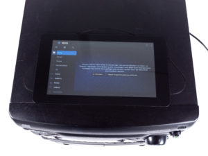 Abbildung 5: Mithilfe eines 7-Zoll-Touch-Displays und dem Mediacenter Kodi lässt sich relativ komfortabel in der Musiksammlung stöbern.