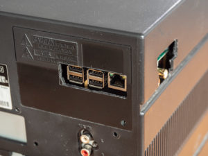 Abbildung 6: Immerhin vier USB-Anschlüsse bringt der Raspberry mit. Vernetzen lässt er sich per LAN und WLAN.