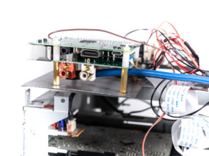 Abbildung 9: Mithilfe eines untergelegten Blechs passen die RasPi- und Hifiberry-Platinen genau in die Ecke.