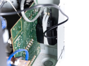 Abbildung 10: Als Stromversorgung dient ein Netzteil mit 3&nbsp;Ampere, das seinen Anschluss mit dem internen Netzteil der Stereoanlage teilt.