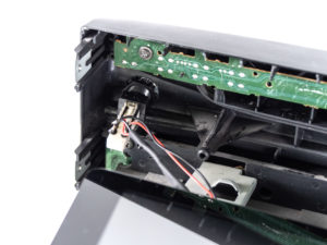 Abbildung 11: Ein Schalter f&uuml;r das Display erm&ouml;glicht die Nutzung des HDMI-Ausgangs f&uuml;r einen Fernseher.