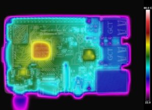 Abbildung 1: Ein massivere Platine sorgte beim RasPi 3 Modell B+ für eine bessere Abfuhr der Wärme unter Last. (Bild: Gareth Halfacree)