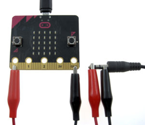 Abbildung 3: &Uuml;ber Krokodilklemmen l&auml;sst sich auch ein Klinkenstecker an den BBC Micro:bit anschlie&szlig;en.