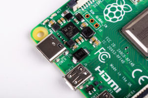 Abbildung 3: Die Stromversorgung des Raspberry Pi 4 erfolgt jetzt über einen USB-C-Anschluss. Daneben finden sich die zwei Micro-HDMI-Buchsen für die Monitore. (Quelle: Raspberry Pi Foundation)