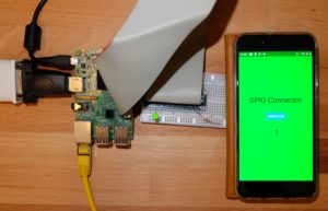 Abbildung 4: Der Raspberry Pi und das Smartphone mit der in Grün gehaltenen Beispielanwendung.