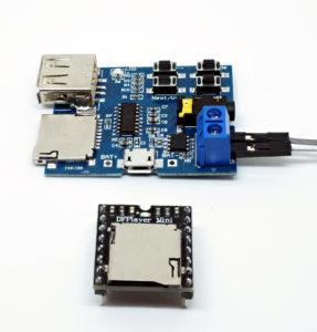 Abbildung 4: Mini-MP3-Player, einmal nackt und einmal mit Tasten und Anschlüssen für Boxen.