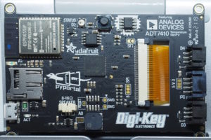 Abbildung 2: Die R&uuml;ckseite des PyPortal dominieren die Atmel-CPU und der ESP32-Chip. Letzterer beherrscht auch WLAN, samt des rechenintensiven TLS/SSL.