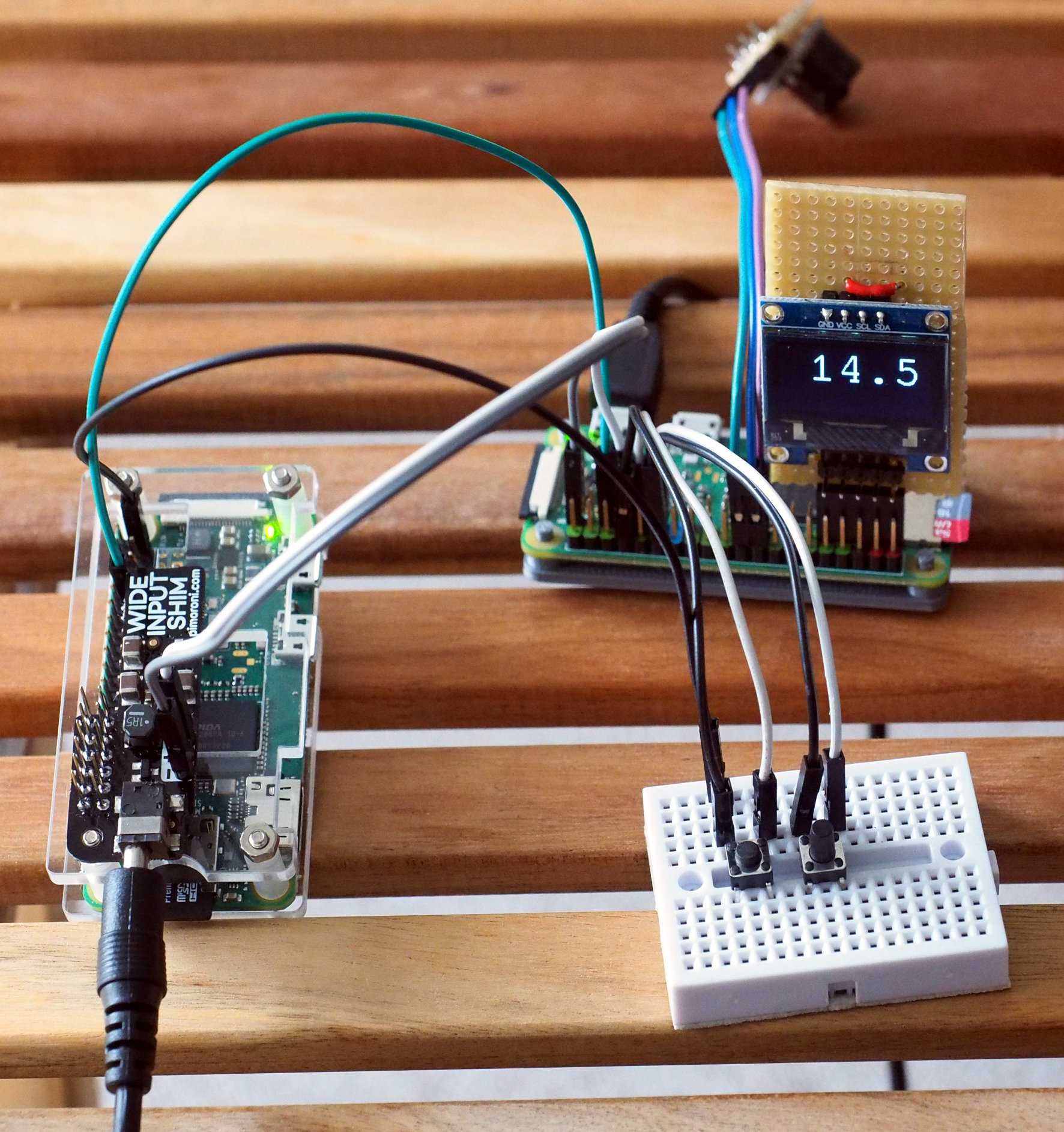 Abbildung 3: Zum pr&auml;zisen Messen der tats&auml;chlichen Boot-Zeit kommt ein weiterer RasPi zum Einsatz, im Bild der hinten mit dem Display.