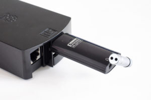 Abbildung 1: Als Alternative zu HDMI b&ouml;te sich eine USB-Soundkarte an, die aber oft gr&ouml;&szlig;er ausf&auml;llt als der Pi&nbsp;Zero und aufwendig konfiguriert werden muss.