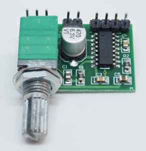 Abbildung 3: Passend zum Low-Budget-Equipment eignet sich ein kleiner Verst&auml;rker mit PAM8403-Chip und Dreh-Poti.