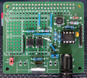 Abbildung 6: Die auftragsgefertigte und bestückte Platine des Pi-PIC-Proto-HAT mit der Schaltung aus <a href="#artRef-f3">Abbildung 3</a>.