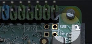 Abbildung 3: Verwenden Sie <span class="ui-element">GPIO3</span> anderweitig, l&auml;sst sich der RasPi auch &uuml;ber den unbest&uuml;ckten <span class="ui-element">RUN</span>-Pin (rechts, mittig) wieder anschalten.
