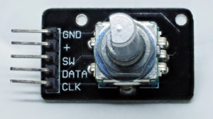 Abbildung 4: Ein Drehknopf (Rotary Encoder) liefert beim Drehen und beim Drücken Signale, die es erlauben, zwei Funktionen über ein Element zu steuern.