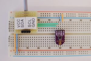 Abbildung 1: Testaufbau mit dem ATECC608A-Modul. Hier sehen Sie, wie klein der Chip in der Mitte des Moduls ist.