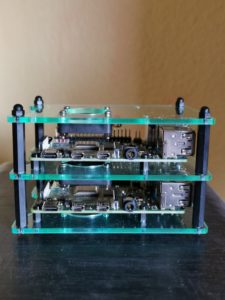 Abbildung 1: Das Cluster Case von PiHut sorgt f&uuml;r einen geordneten Aufbau und bringt pro Einheit zwei L&uuml;fter mit, die sich f&uuml;r den Dauerbetrieb des Raspberry&nbsp;Pi&nbsp;4 empfehlen.