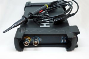 Abbildung 1: Das Hantek 6022BE kommt mit dem Strom aus einem USB-Anschluss eines modernen Rechners aus.