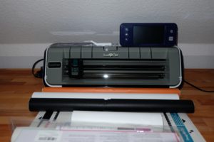 Abbildung 1: Der Brother ScanNCut CM900 mit einigen zusätzlichen Materialien. Die Folien sowie die Unterlagen brauchen viel Platz.