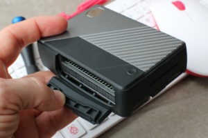 Abbildung 1: Das Cooler Master Pi&nbsp;Case&nbsp;40 lenkt den GPIO-Port des Raspberry&nbsp;Pi um 90&nbsp;Grad gedreht nach au&szlig;en. Auch das Kamera- und Monitor-Interface l&auml;sst sich aus dem Geh&auml;use herausf&uuml;hren.