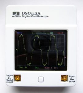 Abbildung 1: Das Taschenoszilloskop DSO112A bietet die M&ouml;glichkeit, das Elektroniklabor um ein handliches, aber vielseitiges Messger&auml;t zu erweitern.